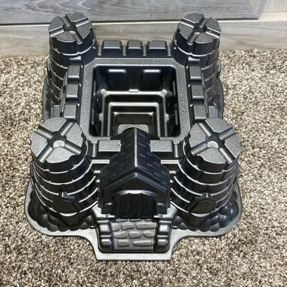 Nordic Ware Pro Cast Castle Bundt Pan - Picture 5 of 10